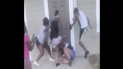 اعتداء وحشي على امرأة حامل وطفلها في الولايات المتحدة الأمريكية (فيديو)