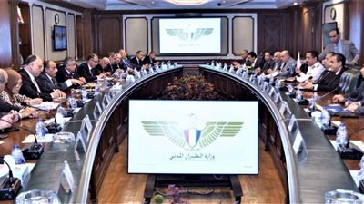 وزير الطيران يوجه بتقديم كافة التيسيرات وجودة الخدمات للمسافرين