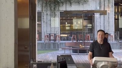 بالفيديو.. إيلون ماسك يدخل مكتب تويتر حاملا حوض مغسلة