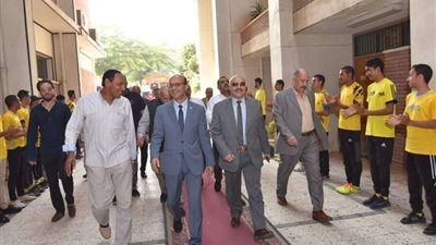 رئيس جامعة أسيوط يفتتح مسجد كلية التربية الرياضية