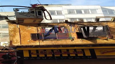 بالصور.. الدفع بـ8 سيارات إطفاء للسيطرة على حريق الموسكي