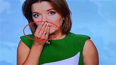 شاهد.. مذيعة تسقط أسنانها الأمامية على الهواء مباشرة