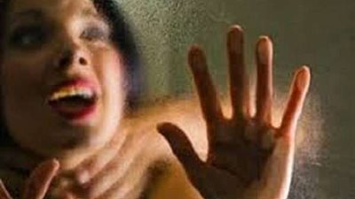 أب يقتل ابنته في الشارع ويشرب الشاي قرب جثتها بالأردن.. فيديو