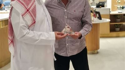 الخطيب يهدي درع الأهلي لـ رئيس نادي الشارقة