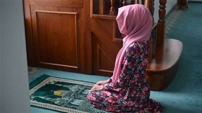 ما حكم صلاة المرأة بالبنطلون وعليه بلوزة طويلة ؟.. دار الافتاء تجيب