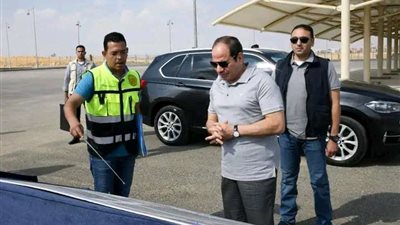 الرئيس السيسي يقوم بجولة تفقدية بمدينة السيارات المتكاملة.. فيديو
