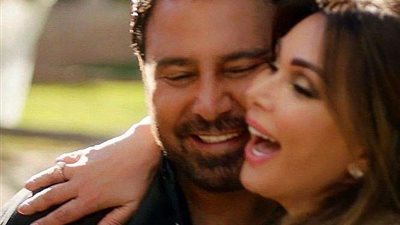 بإطلالة رومانسية.. عاصي الحلاني وزوجته يخطفان الأنظار