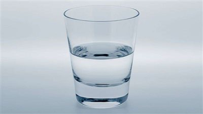 خبراء يحذرون: شرب كوب واحد من الماء يوميا يضر بالصحة