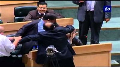 بالفيديو.. لحظة الهجوم على الغنوشي في البرلمان التونسي