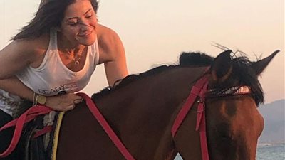 هيدي كرم تُبهر جمهورها بمهارتها في ركوب الخيل على شاطئ البحر