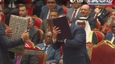 رئيس اتحاد الصناعات يهدى السيسي نسخة من القرآن الكريم