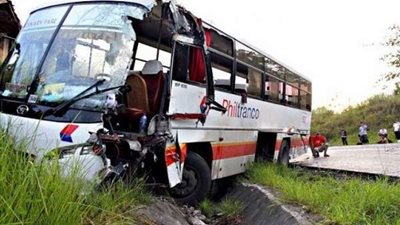 مصرع ثلاثة أشخاص وإصابة آخرين إثر انقلاب حافلة في كندا