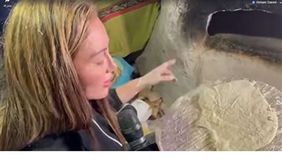 ريهام سعيد تنجح في خبز العيش أمام الفرن الفلاحي (فيديو)