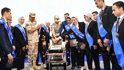 القوات المسلحة تحتفل بتخرج الدفعة الأولى لمأمورى الضرائب المتعاقدين بالكلية الحربية للعمل بالمالية