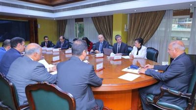 وزير النقل يعقد اجتماعاً موسعا لمتابعة مشروعات المرحلة الثالثة من المشروع القومي للطرق