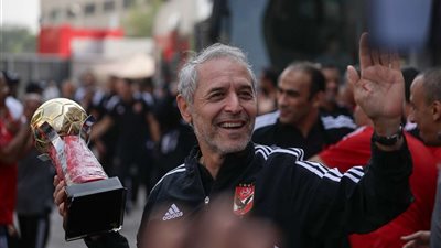 حافلة الأهلي تصل الجزيرة.. والفريق يخوض مرانه دون راحة استعدادًا لمباراة الداخلية