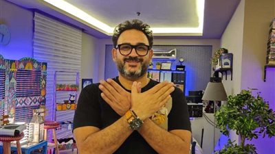 أكرم حسني يطرح بوستر مسرحيته «حتى لا يطير الدكان»