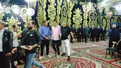 فيديو وصور.. ظهور عامل النظافة صاحب واقعة كشري التحرير ومدير أعماله في عزاء فريد الديب