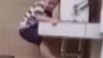 سقط من الطابق الخامس.. شاهد || المعجزة الإلهية تنقذ طفلا من الموت