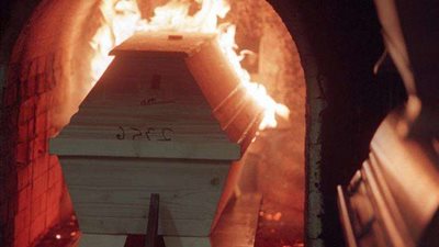 في اليوم العالمي للجنازة.. إليك أغرب طقوس الدفن «تحويل رماد الجثث لخرز لامع»