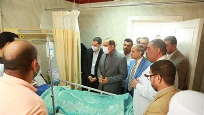محافظ كفر الشيخ يطمئن على مصابي حادثين ويوجه بتقديم الخدمات الطبية لهم