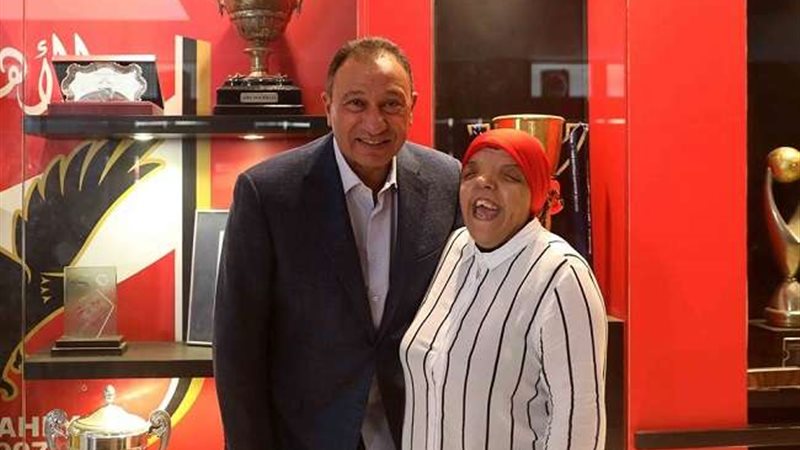 الخطيب مع مشجعة من