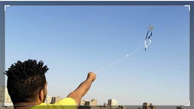 لم تعد لعبة بريئة.. أستاذ طب نفسي يحذر من خطورة الطائرات الورقية