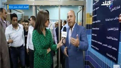 عزة مصطفي تقوم بتجربة حجز تذكرة المترو إلكترونيا