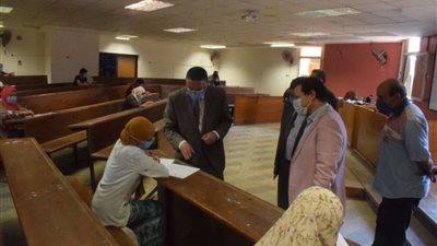 رئيس جامعة بنها يتفقد الامتحانات بكلية الفنون التطبيقية ويطمئن على الإجراءات الاحترازية
