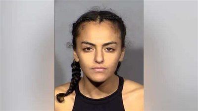 اعتقال فتاة بتهمة قتل والدتها بشظايا زجاج مكسور في لاس فيجاس