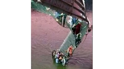 فيديو| مصرع 120 هنديا حتى الآن في انهيار جسر بولاية غوجارات