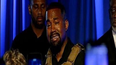 بعد منعها من إجهاض طفلها.. زوج كيم كارداشيان ينهار باكيًا وسط جمهوره (صور)