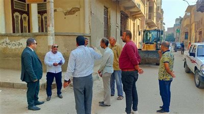 رئيس الوحدة المحلية لمركز بني سويف يشرف على أعمال النظافة والتجميل بالشوارع