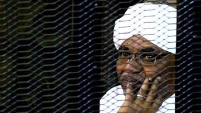 محاكمة البشير و16 من رموز نظامه في قضية انقلاب على حكومة الصادق