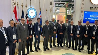 وزير البترول يتفقد جناح الوزارة بمعرض 