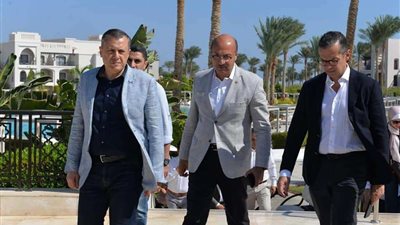 وزير السياحة والآثار يستكمل زيارته بتفقد عدد من المنشآت الفندقية