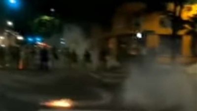 محتجة عارية تتحدى الشرطة الأمريكية و تثير جدل السوشيال ميديا.. فيديو