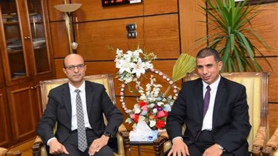 رئيس جامعة أسيوط يستقبل رئيس الجامعة التكنولوجية لبحث سبل التعاون