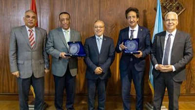 رئيس جامعة طنطا يكرم نائبه لشئون خدمة المجتمع وتنمية البيئة وعميد كلية الآداب لجهودهم