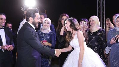 كارمن سليمان تستعيد ذكرياتها بالفستان الأبيض مع تامر حسني