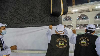 شاهد: لحظة رفع أستار الكعبة استعدادا لموسم الحج .. وكشف سبب تأجيل الخطوة إلى اليوم