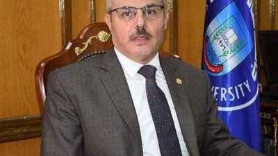 رئيس جامعة قناة السويس.. إيهاب لطفى عميداً لهندسة وماجد السعيد لتربية رياضية