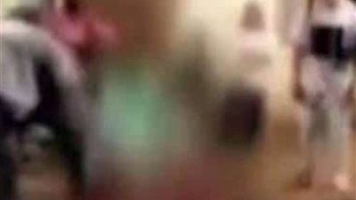 الضحية تتلقى العلاج.. شاهد|| مقطع فيديو  لقرويين يسحبون ويجرون رجلًا متقاعدًا من الجيش