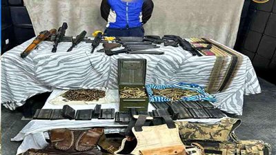 ضبط عنصر إجرامي بحوزته كمية كبيرة من الأسلحة النارية والذخيرة بالقاهرة