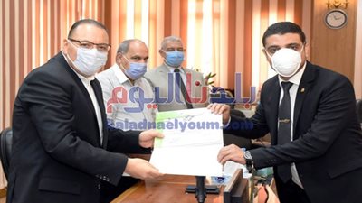 محافظ الشرقية يكرم الحاصلين على ورشة عمل 