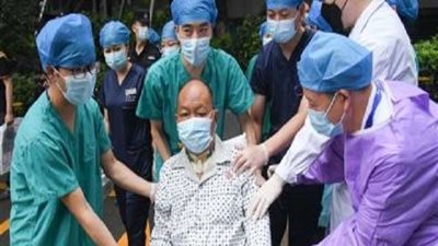 خروج مريض صينى من مستشفى بوهان خضع لعملية زراعة رئتين بسبب إصابته بكوفيد 19