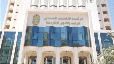 هل يجوز للزوجة الجلوس مع زوج ابنتها متزينة.. مركز الأزهر للفتوى يجيب