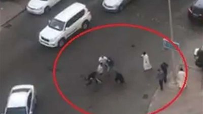 بطريقة وحشية.. اعتداء مجموعة من الأشخاص على شاب كويتي 