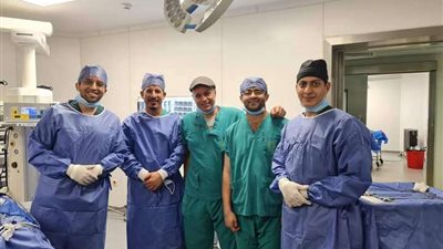نجاح أول عملية بالمنظار الجراحي للعمود الفقري بمستشفى جامعة بنها