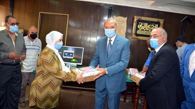 محافظ القليوبية يسلم 215 تابلت لإصدار الكروت الذكية للمزارعين